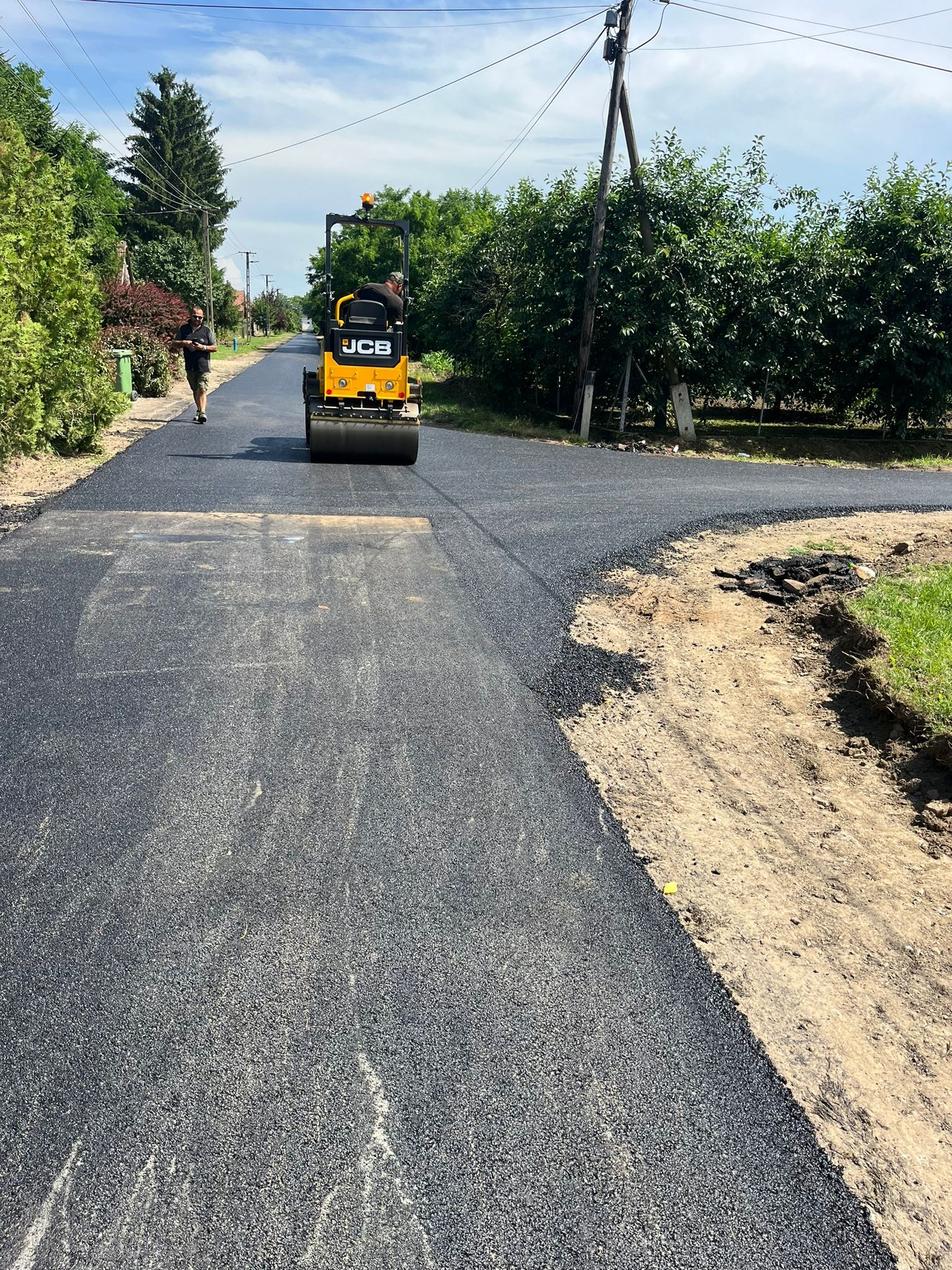 Mellékút aszfaltozása – JCB hengerezés