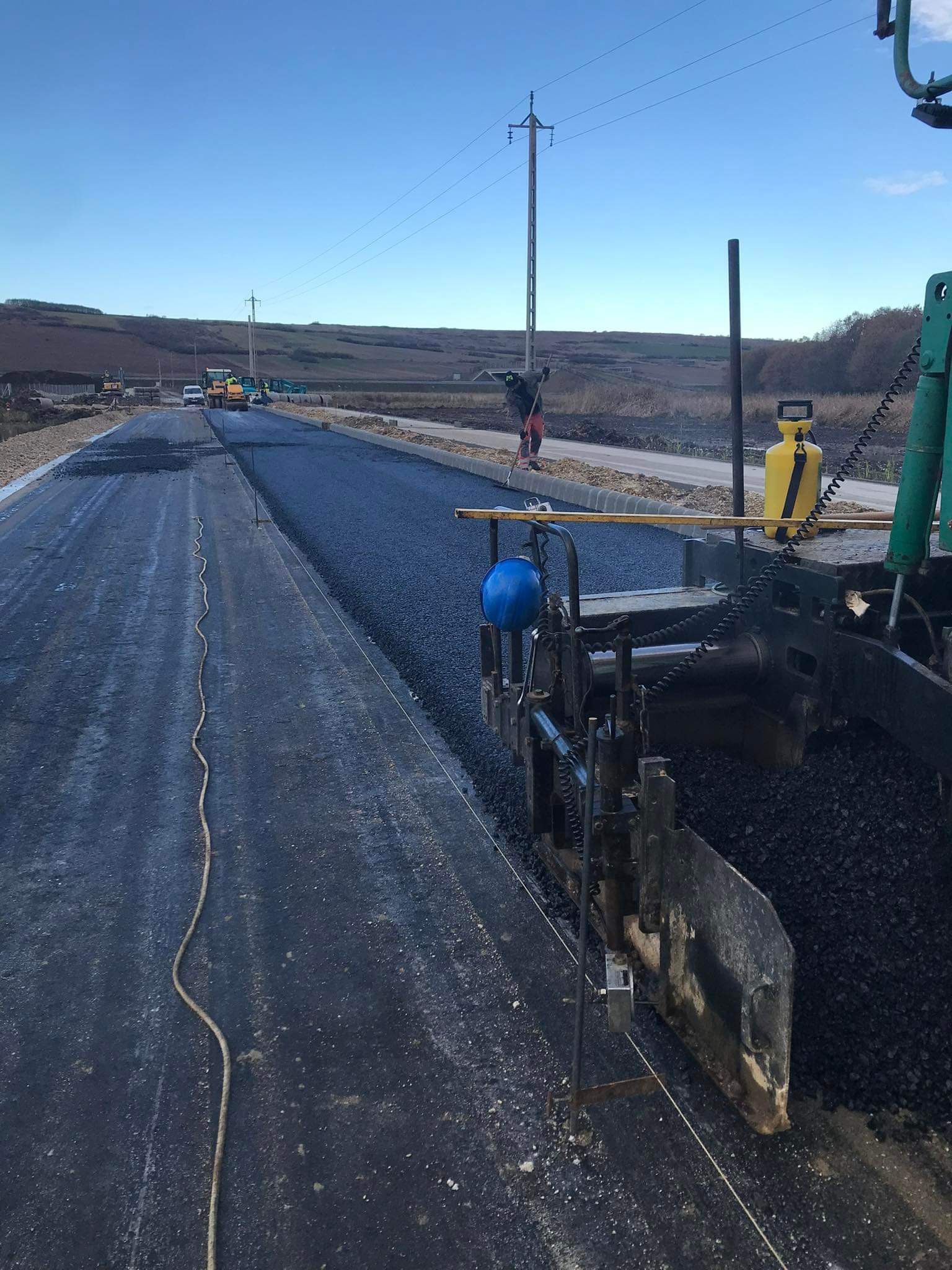 Nagyvolumenű útépítés – szalagos terítés